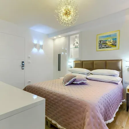 Luxury Irini, In The Heart Of Alojamento de Acomodação e Pequeno-almoço 4*